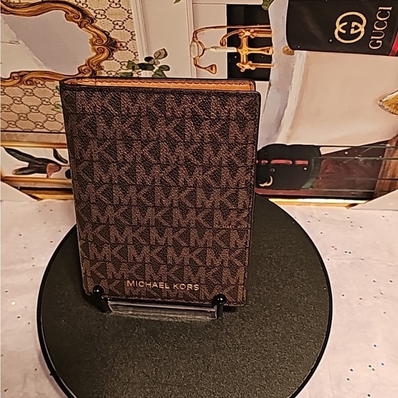 Michael Kors Jet Set Travel Passport Holder / Wallet - Picture 2 of 8